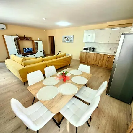 The Azure Haven 2br By The Sea Apartment *